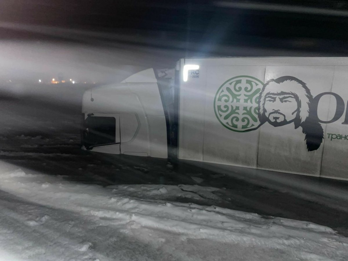 Фура провалилась под лед в Татарстане