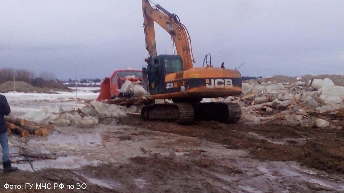 КАМАЗ ушел под лед