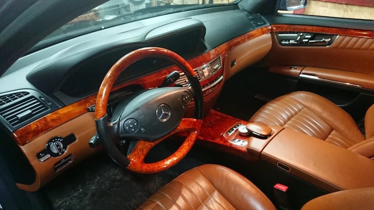 Салон десигно Мерседес 221