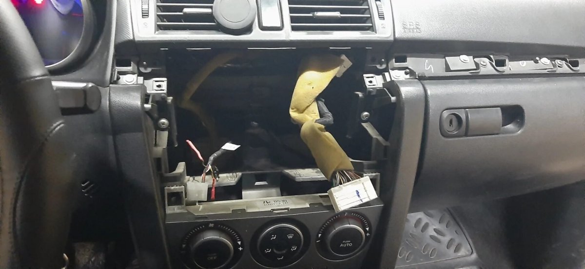 Крепление магнитолы Мазда 3 БК