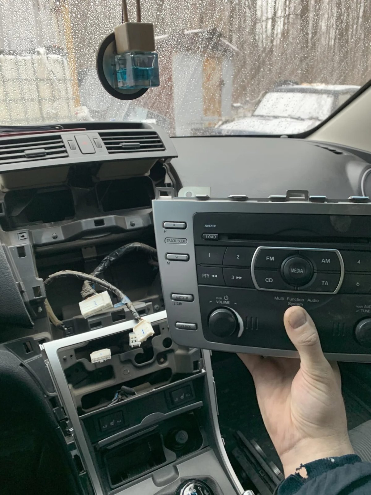 Как снять магнитолу Мазда сх7