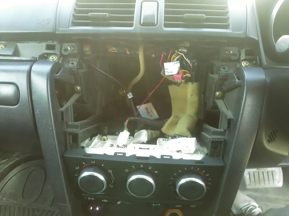 Мазда 3 как снять магнитолу штатную