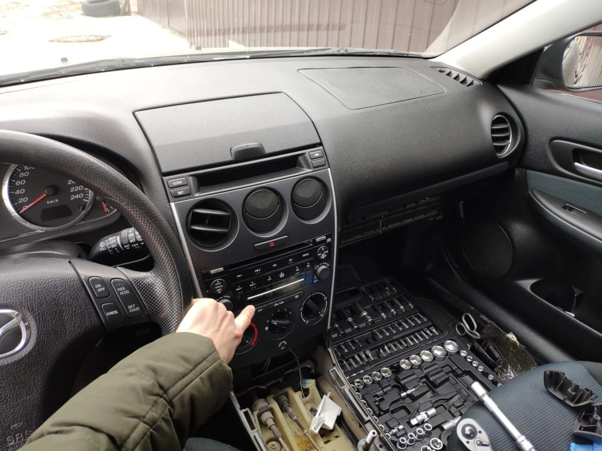 Мазда 6 снятие магнитолы