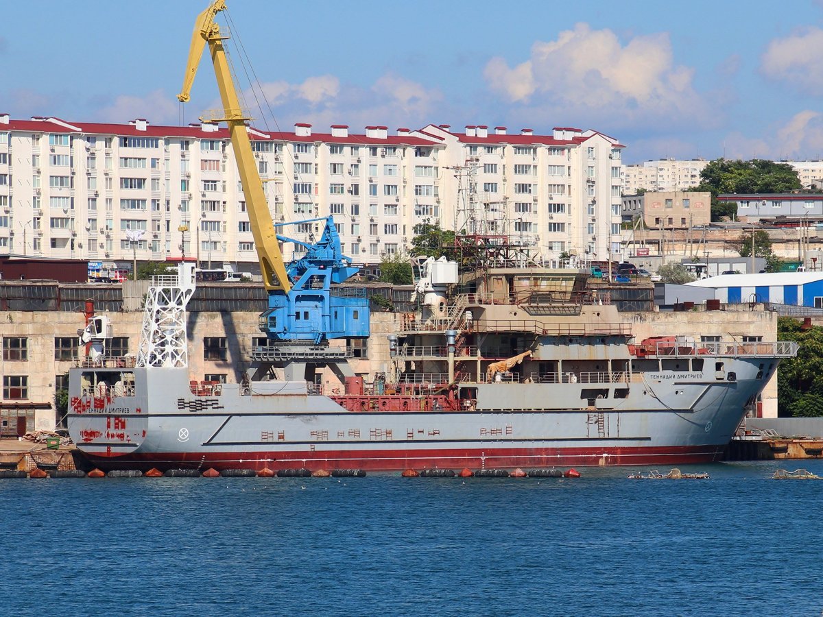 Судно снабжения "Иван Сидоренко"