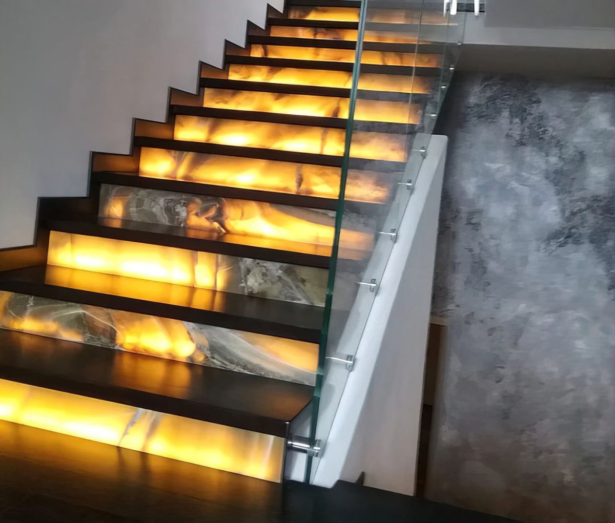 Мраморная лестница с подсветкой
