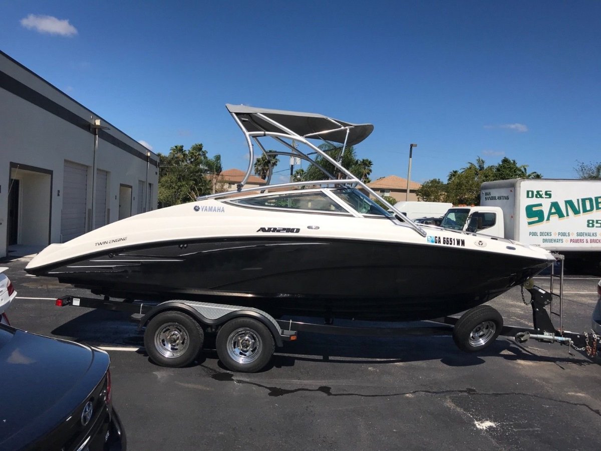 Катер Ямаха 242