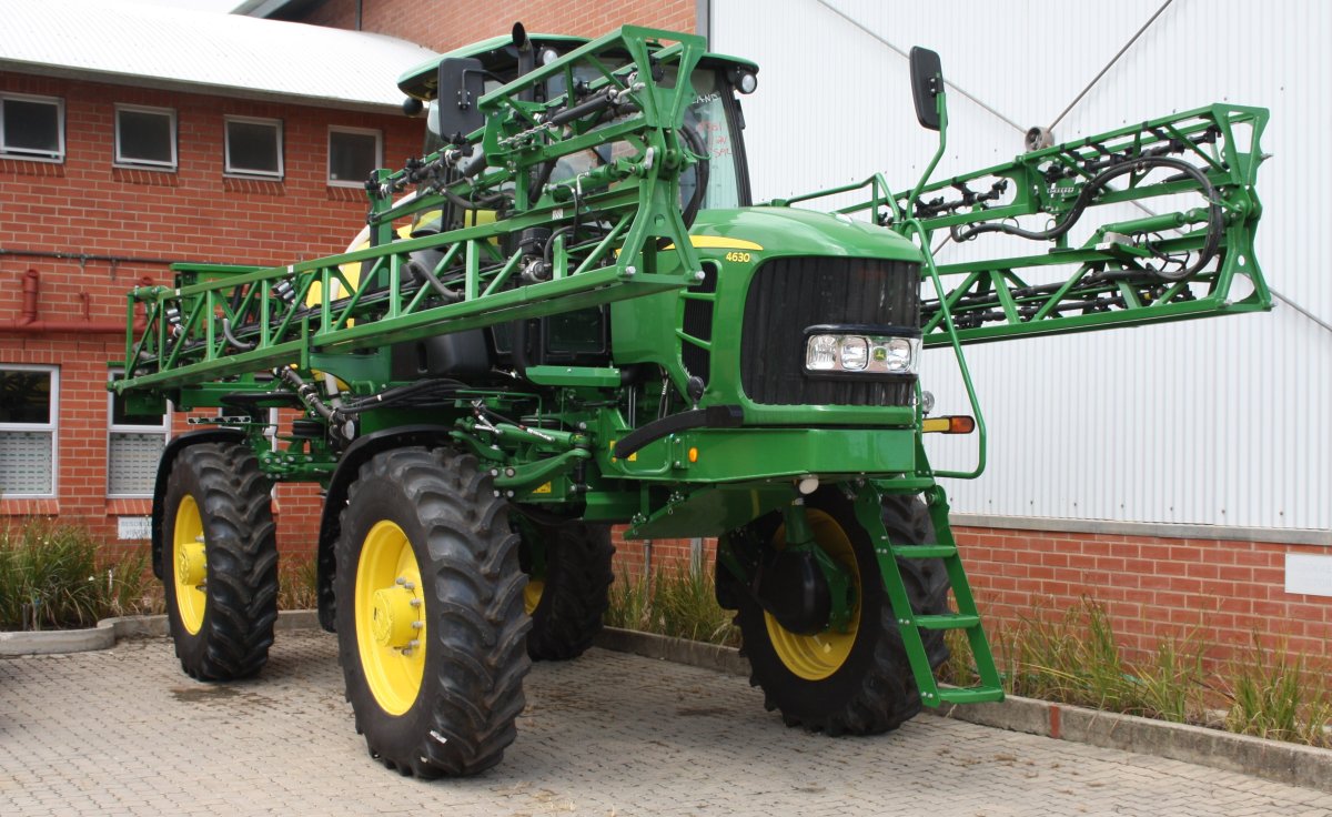 Опрыскиватель John Deere 4630