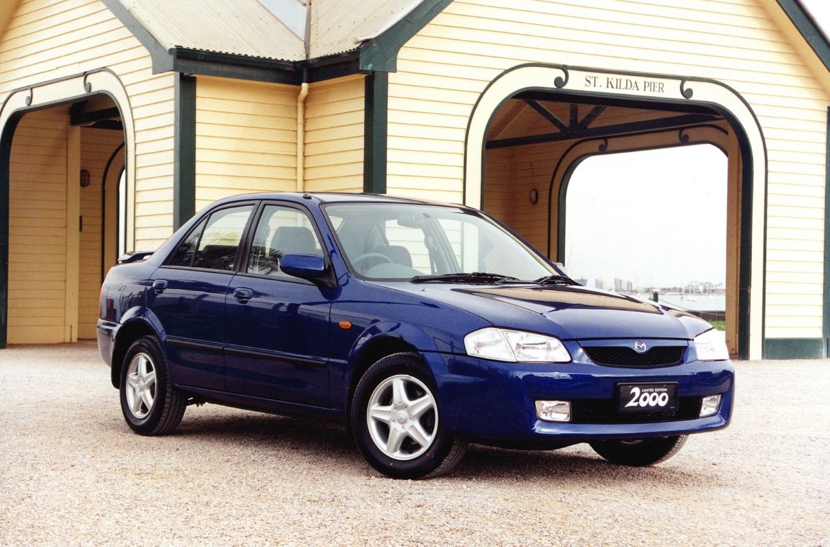 Mazda 323 2000 седан