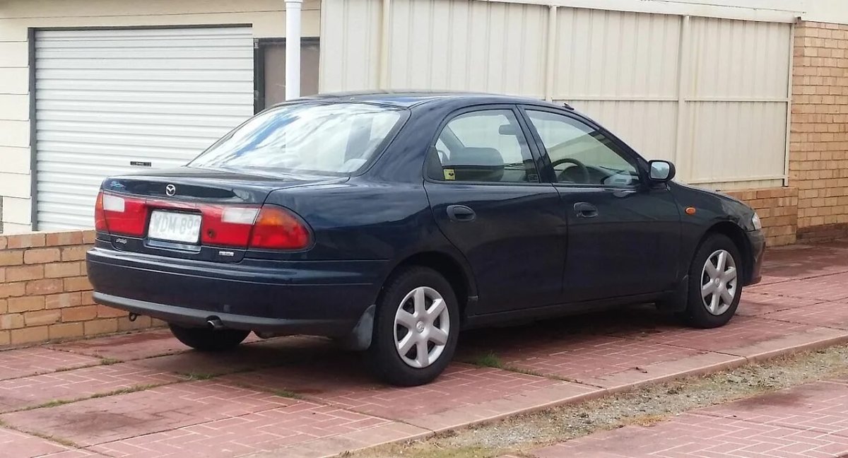 Mazda 323 ba седан