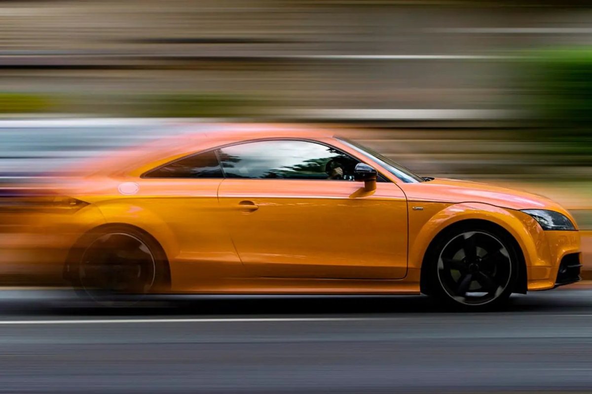 Машина быстро едет