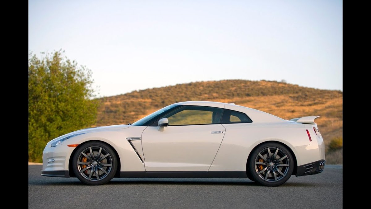 Nissan GTR r35 сбоку