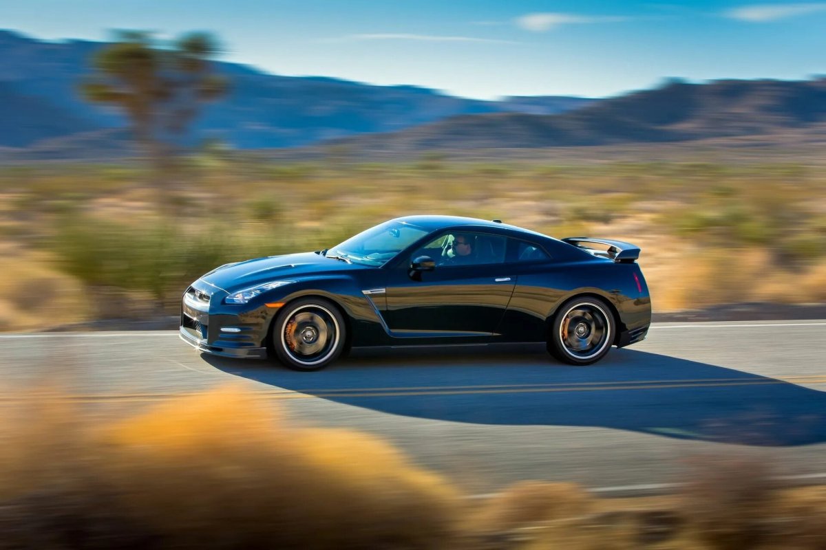 Машина на дороге