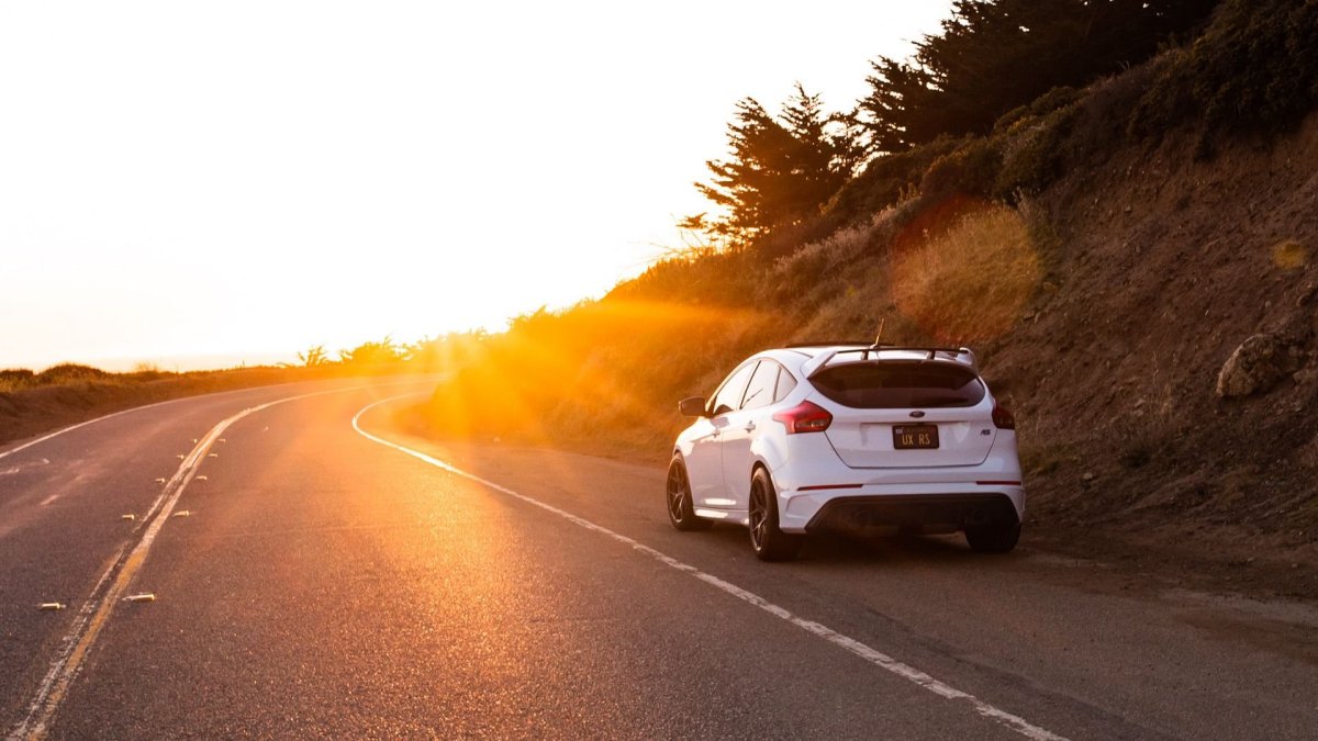 Автомобиль едет