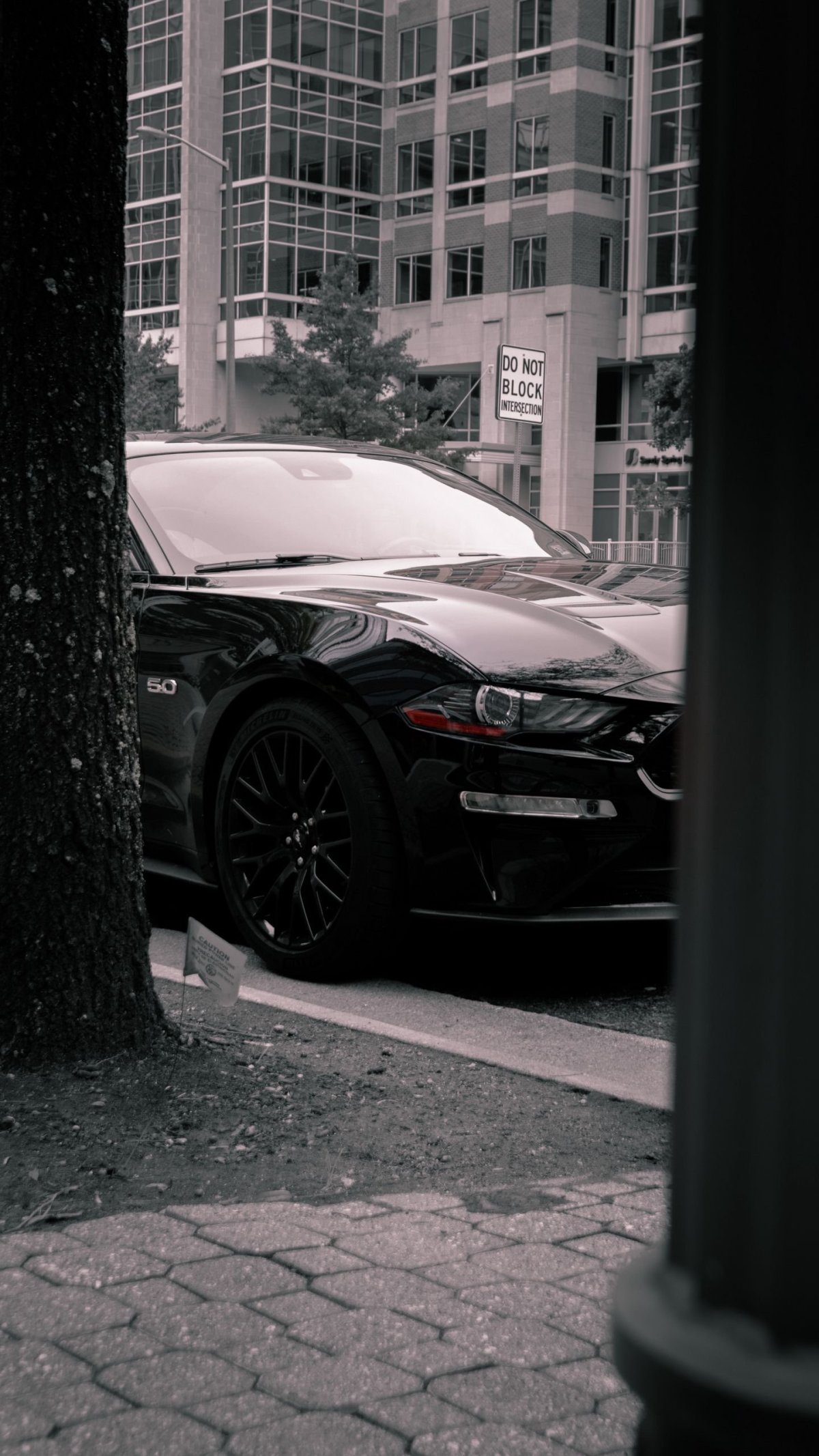 Черный спорткар на телефон