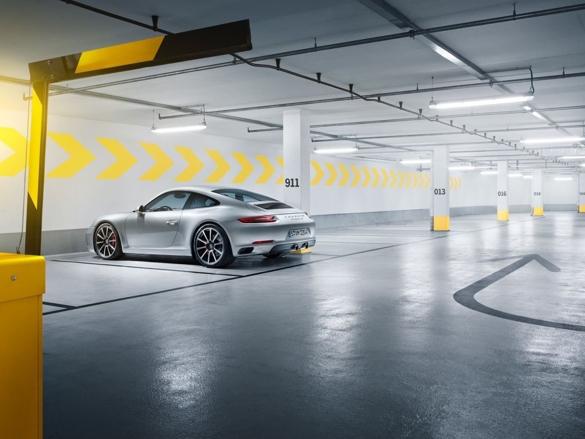 Порше 911 на парковке
