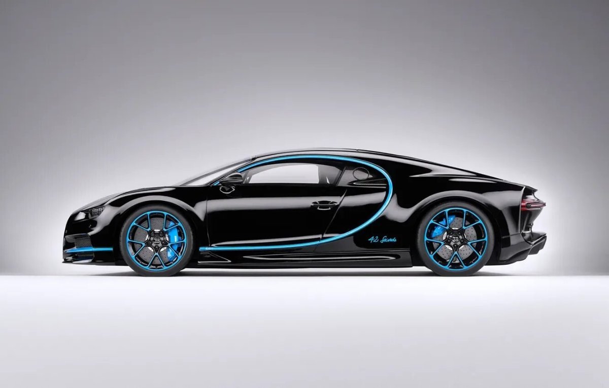 Bugatti Chiron вид сбоку