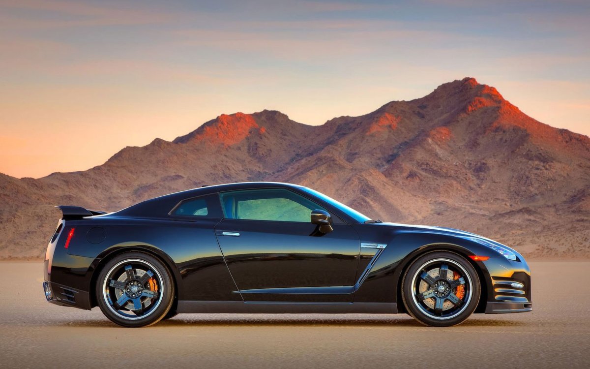 Ниссан ГТР 35 С боку