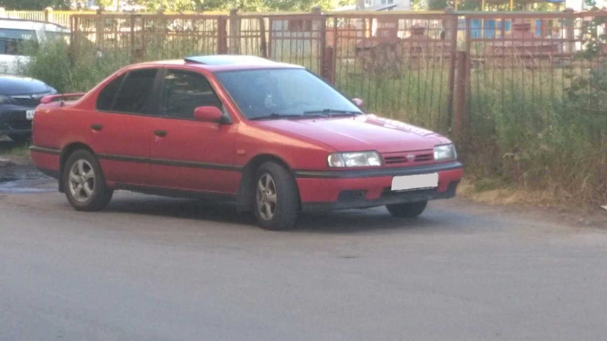 Nissan primera красная