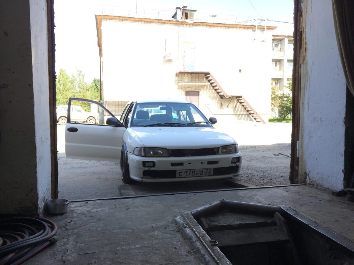 Mitsubishi libero возле гаража фото зимой