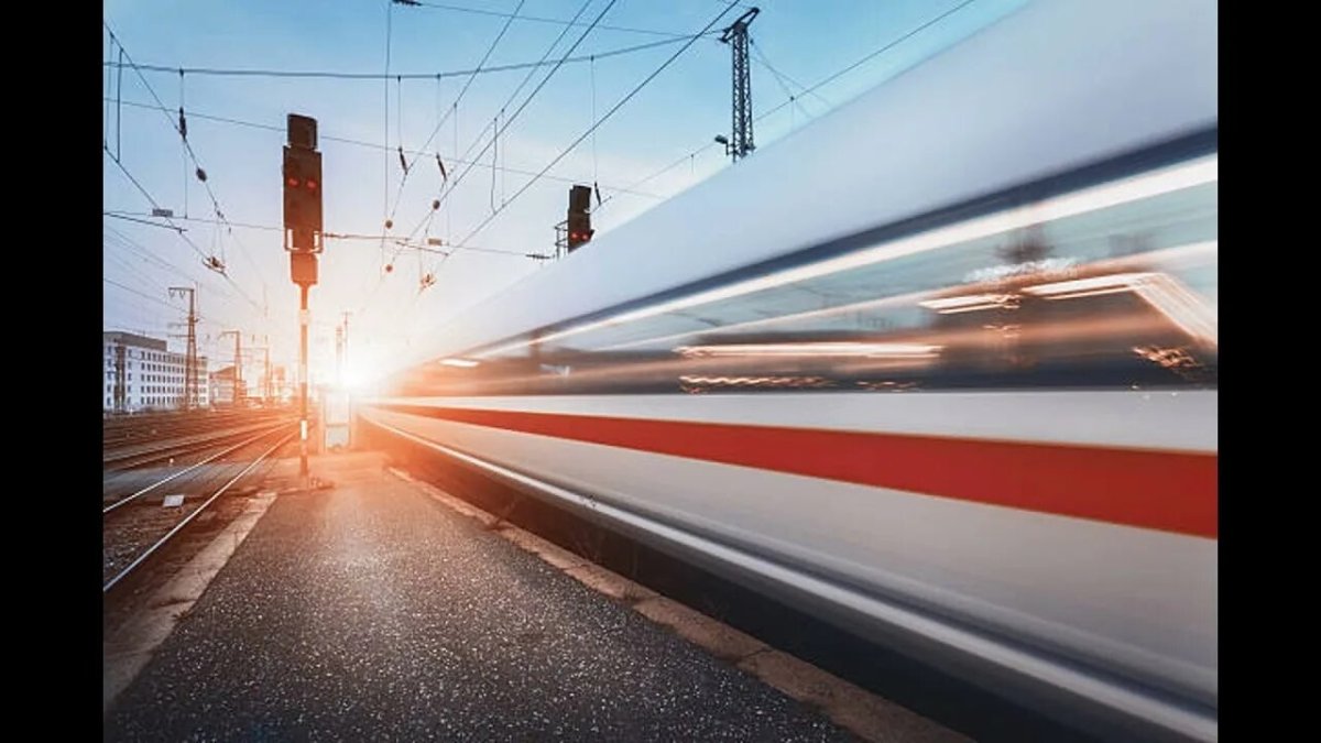 Поезд мчится