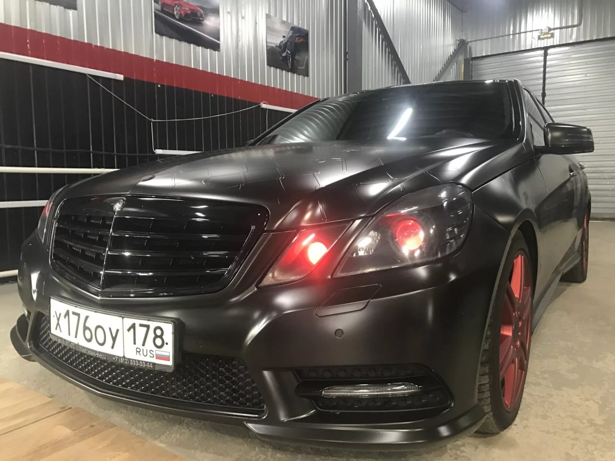 Мерседес е200 в пленке черный сатин