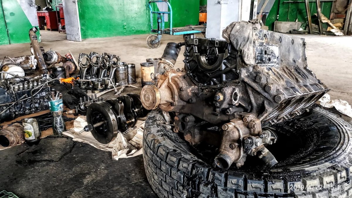 Разобранный двигатель КАМАЗ 740