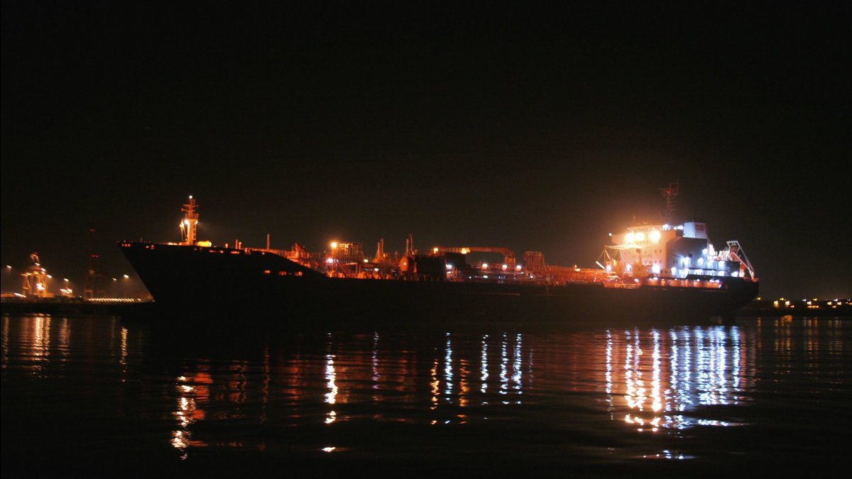 Танкер ночью