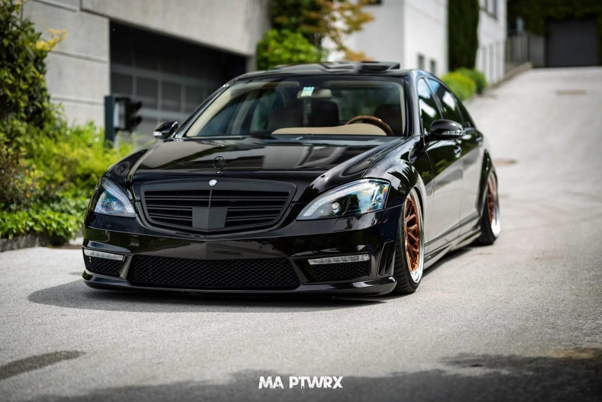 221 Mercedes stance