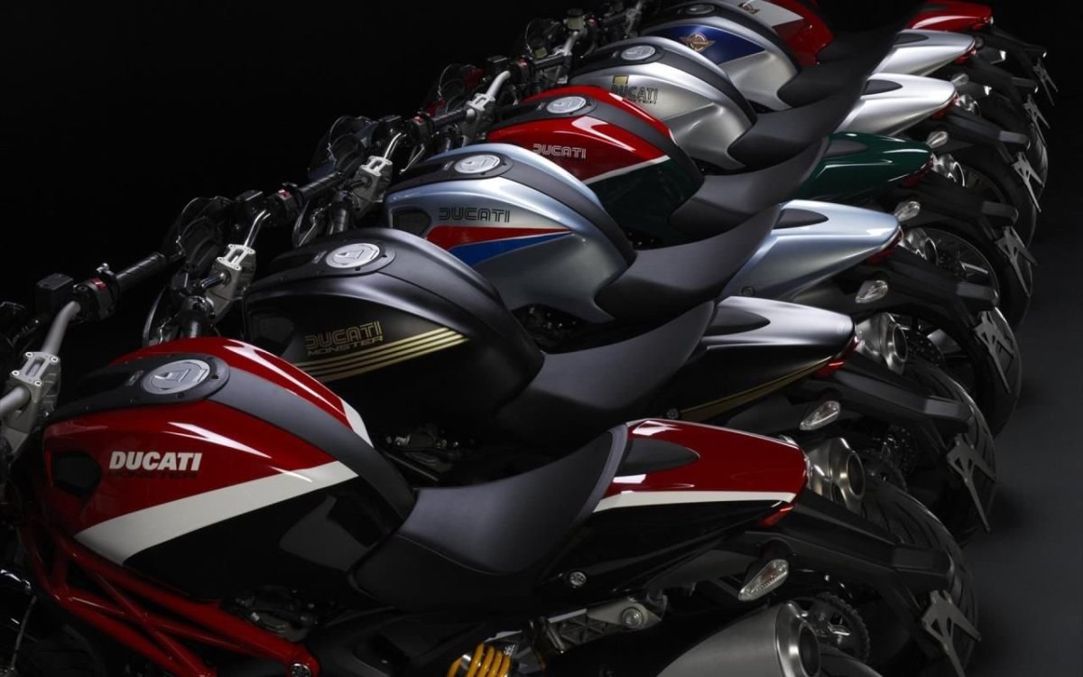 Много мотоциклов в ряд