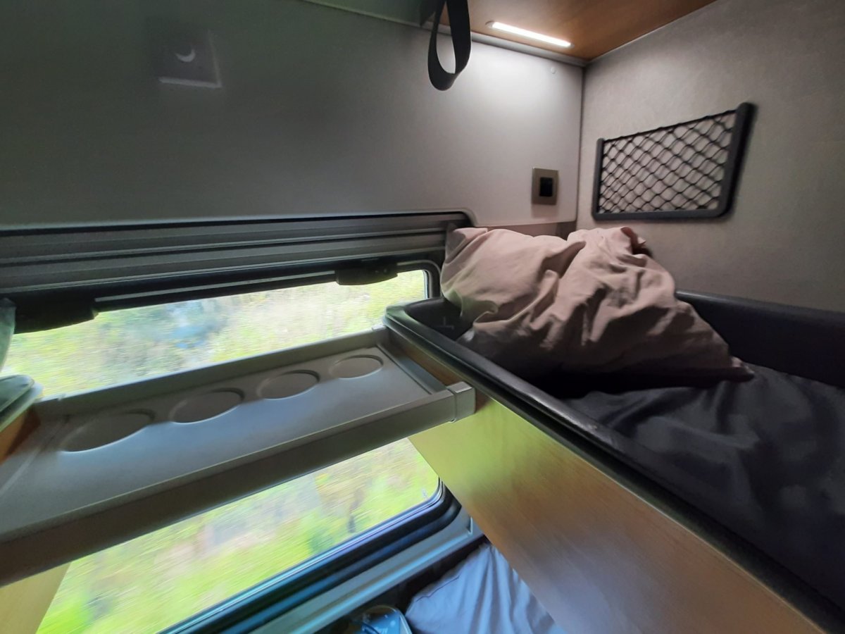 Столик в вагоне на верхней полке