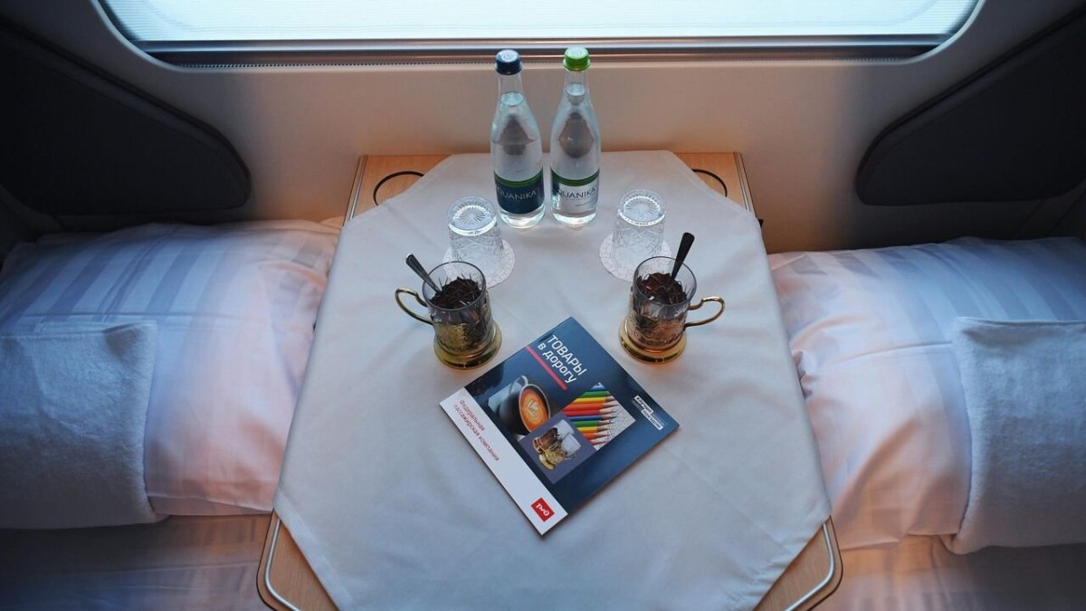 Столик в купе
