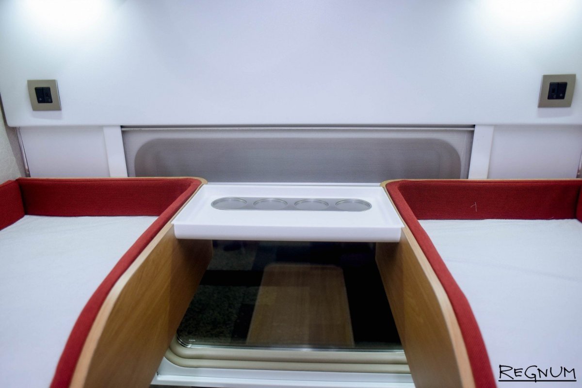 Стол в купейном вагоне
