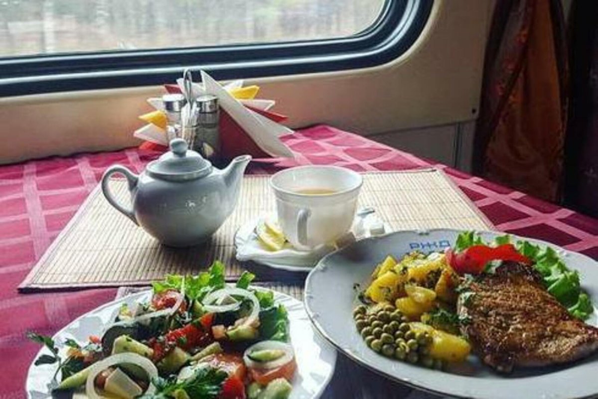 Поезд доставляет еду кафе