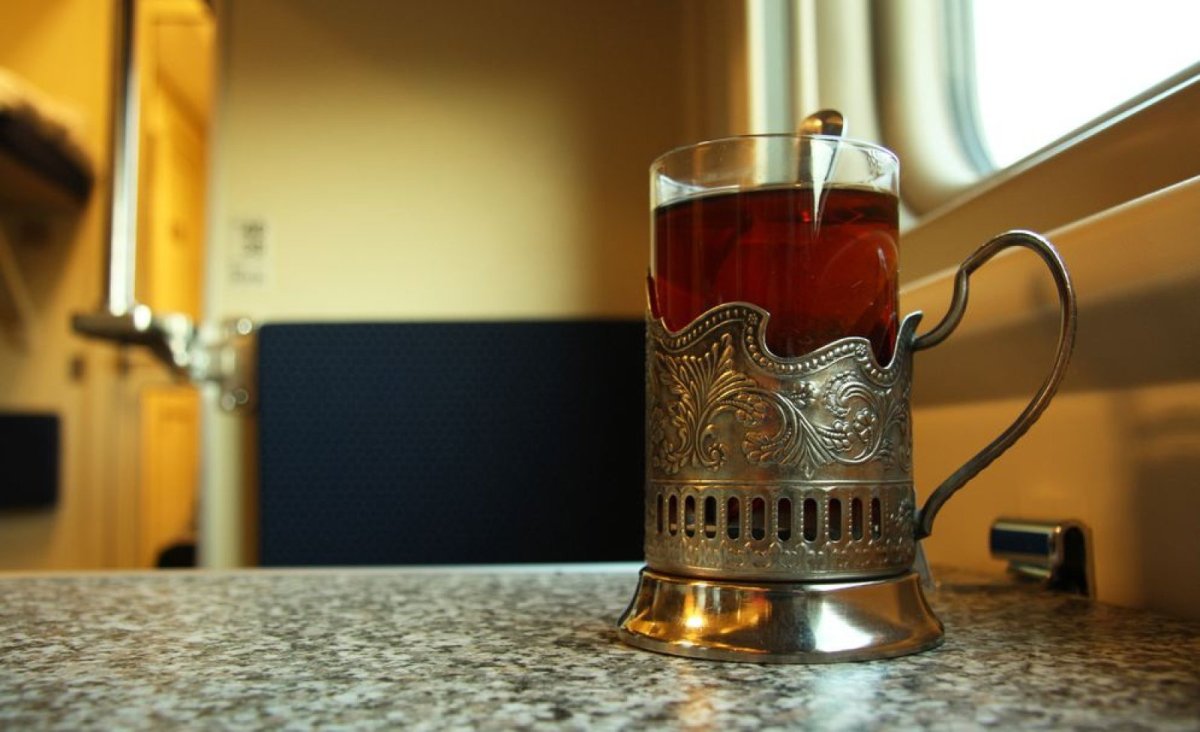 Стакан в подстаканнике в поезде