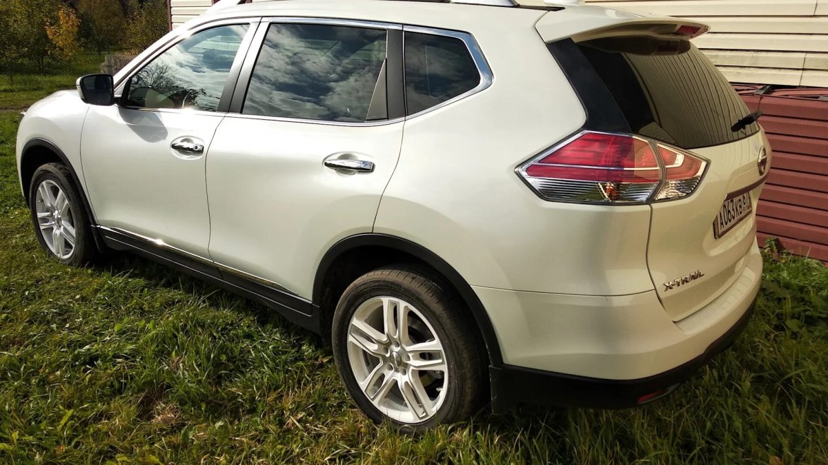 Белый перламутр Ниссан x-Trail