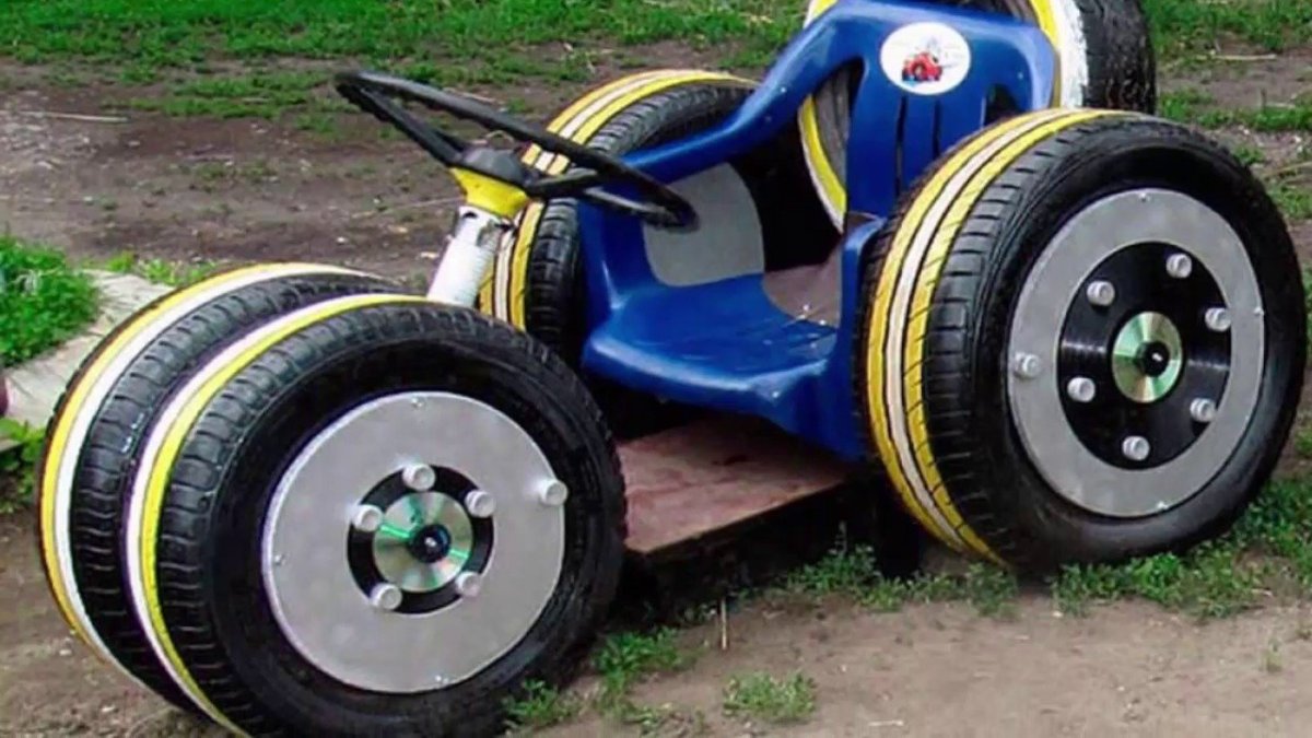 Машинка из колес для детской площадки