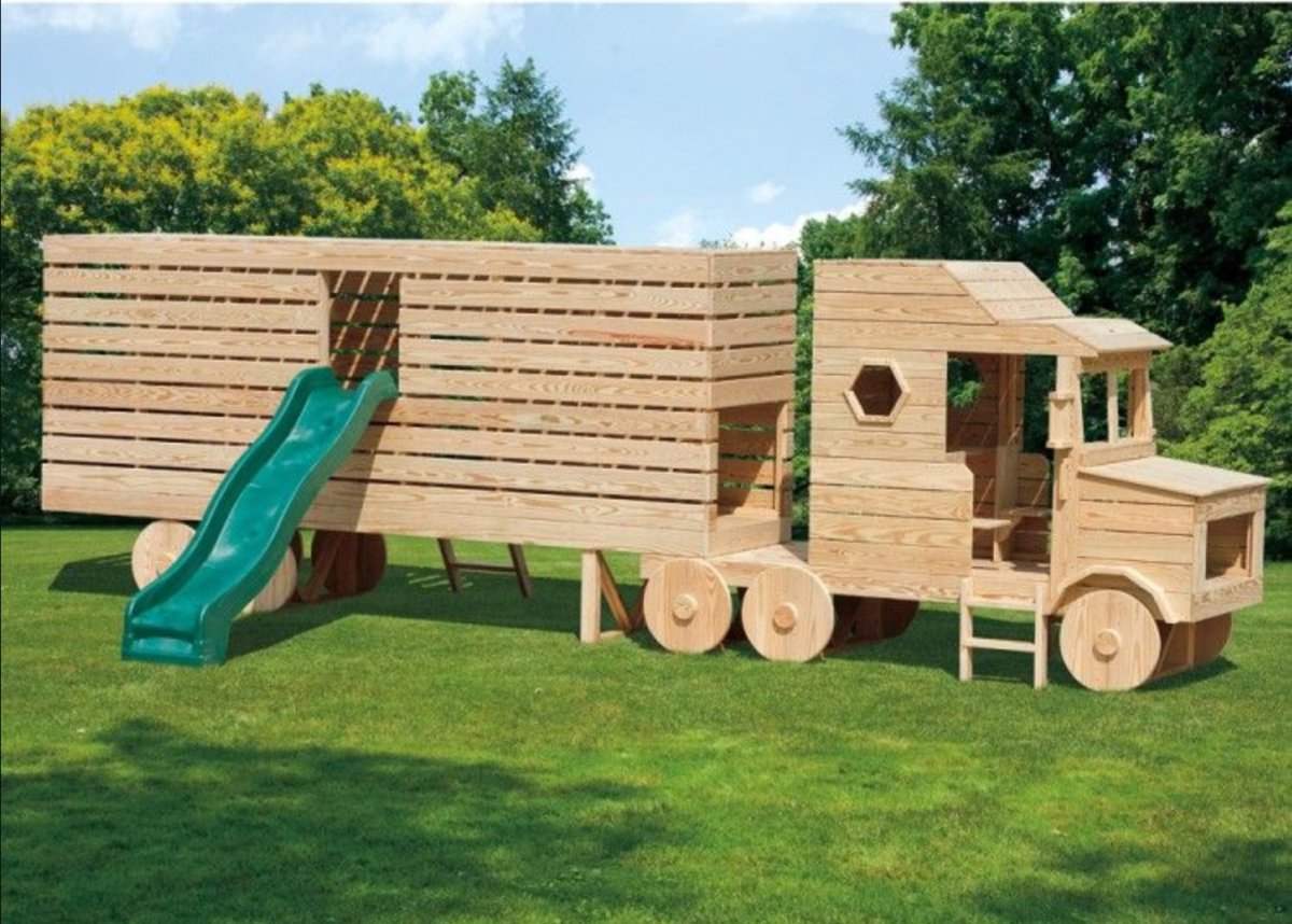 Деревянный грузовик для детской площадки