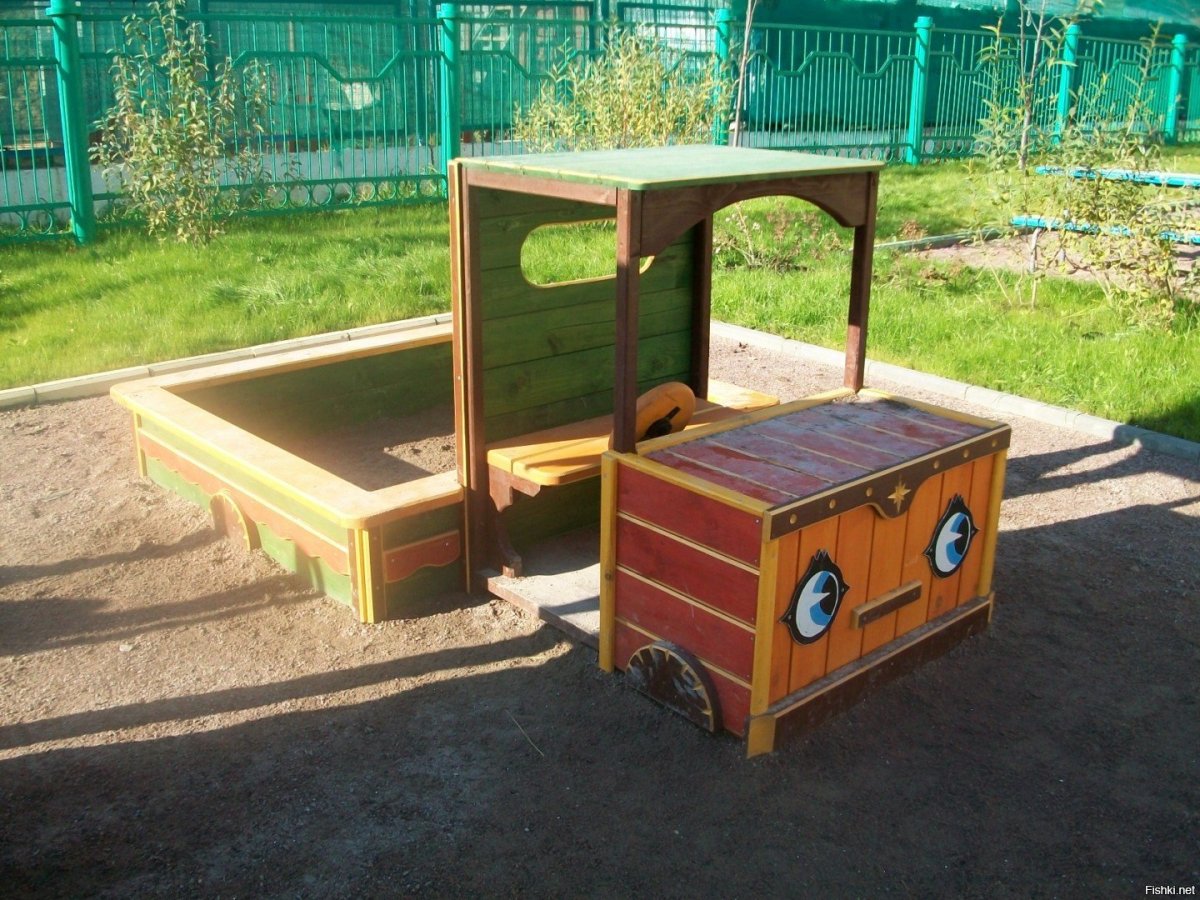 Деревянная машинка в детский сад