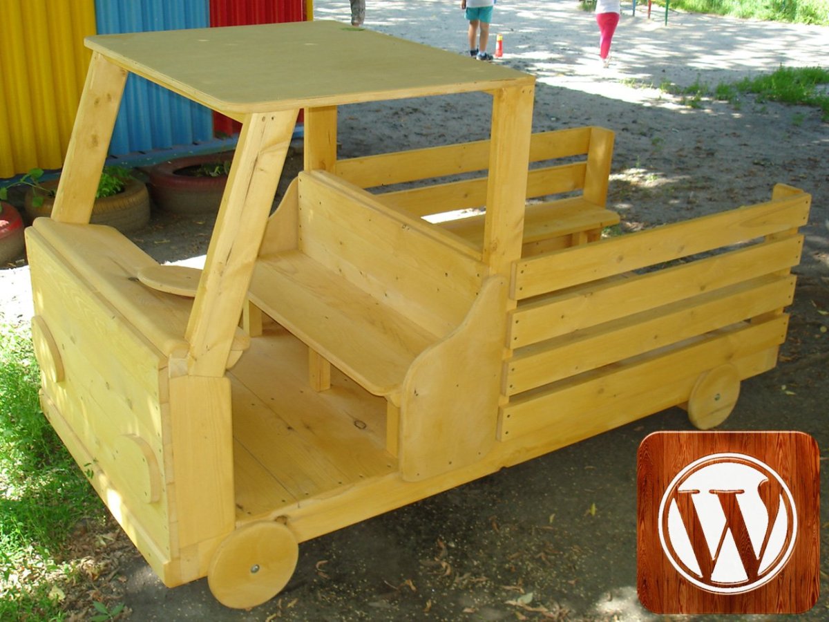 Деревянная машина в детский сад