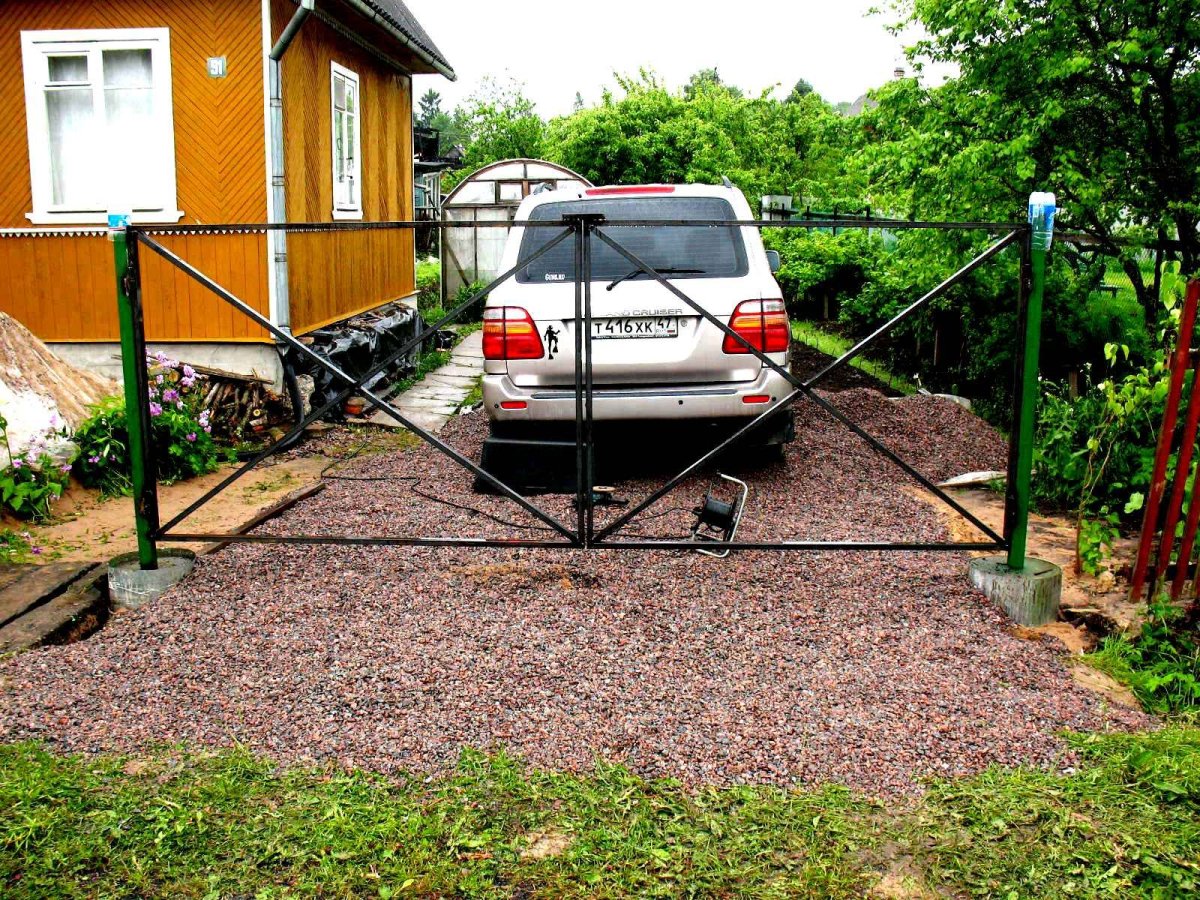 Стоянка для автомобилей на даче