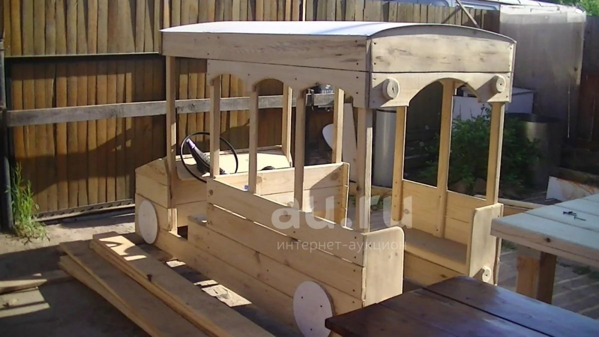 Машинка из дерева для детской площадки