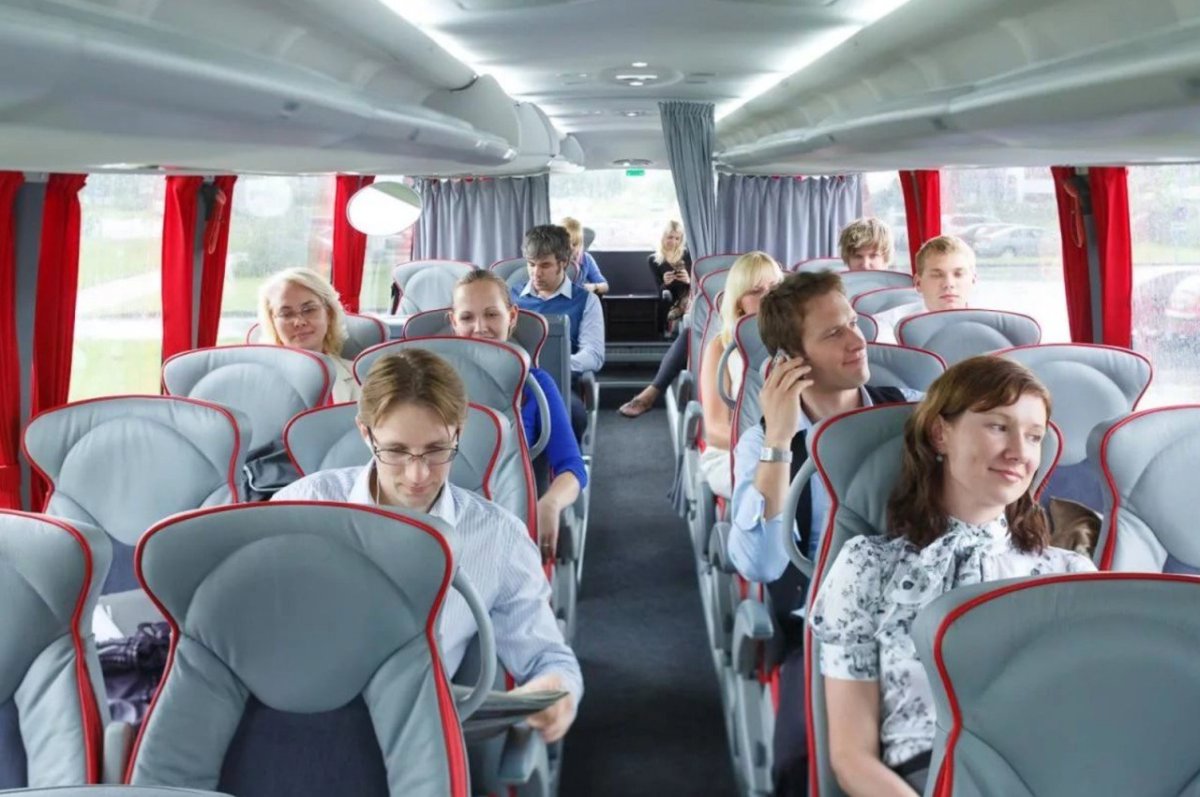 Экскурсионный автобус с пассажирами