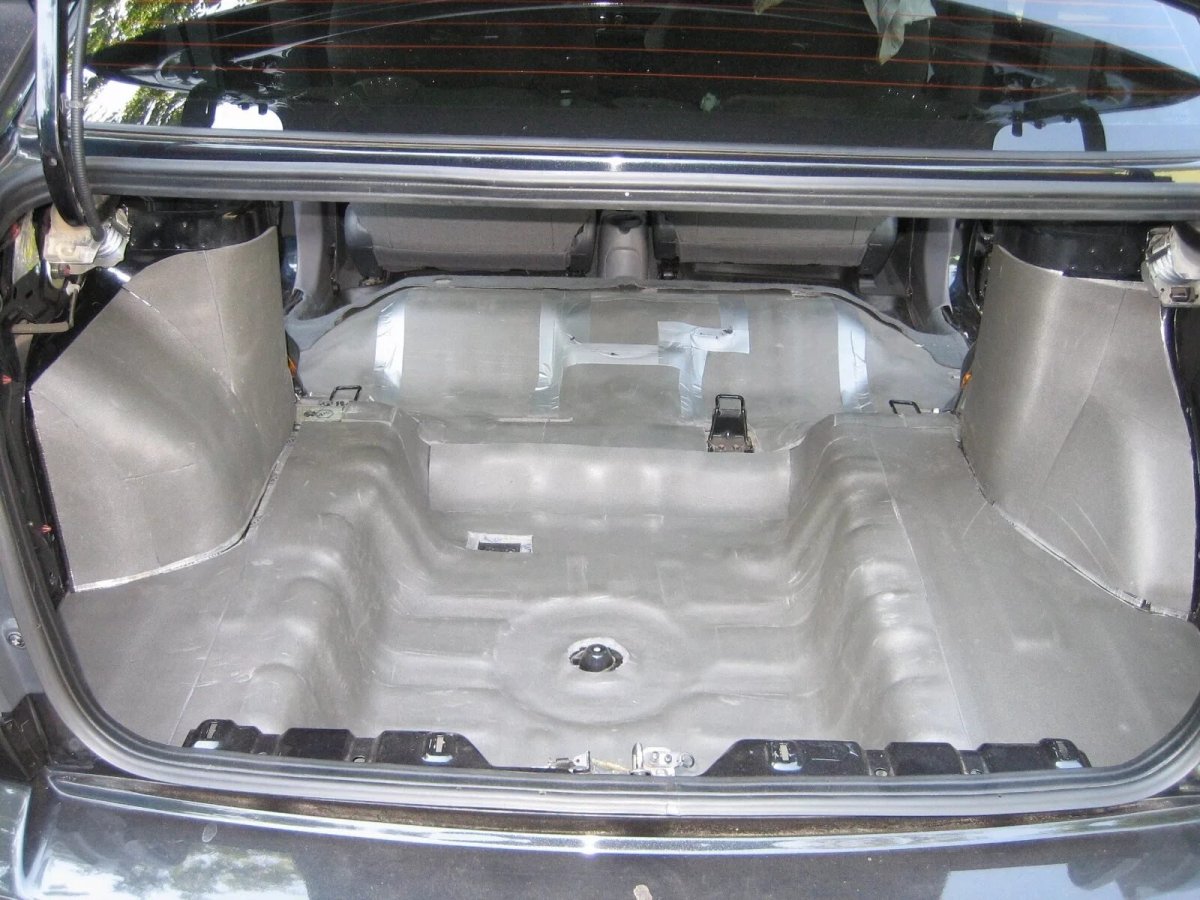 Шви багажника акцент