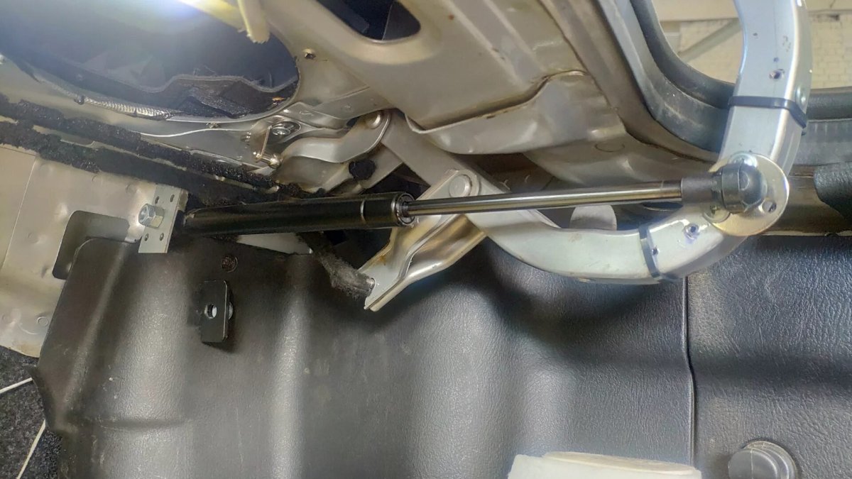 ГАЗ упоры багажника Hyundai Accent