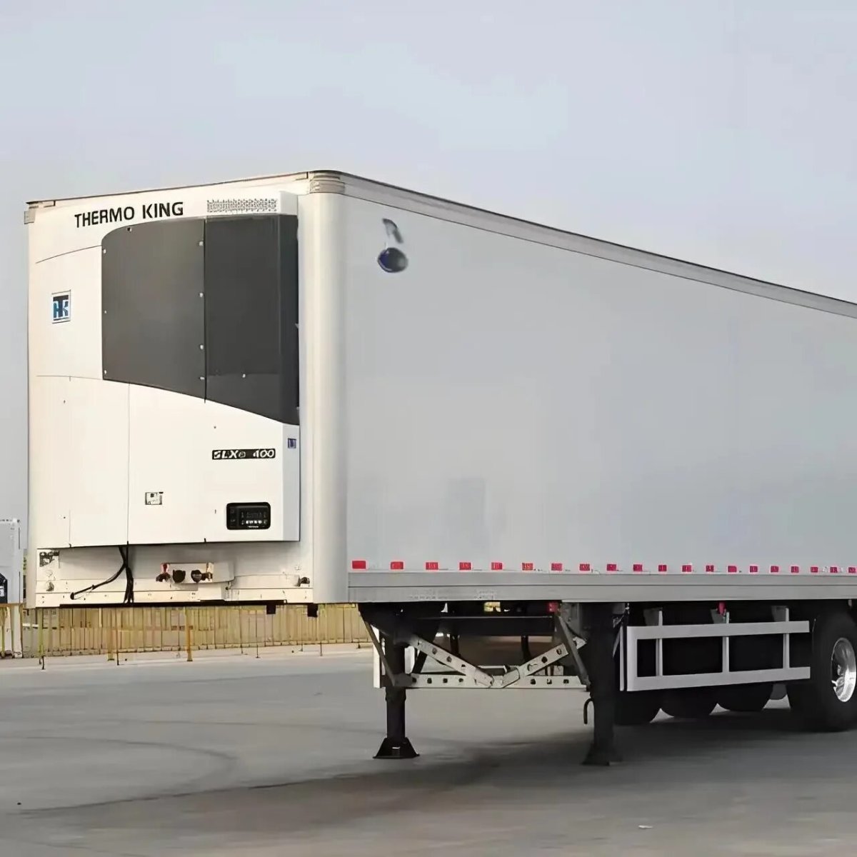 Тягач с прицепом холодильник