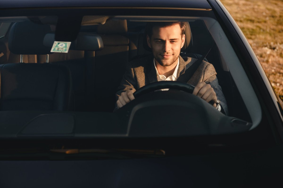 Водитель за рулем вид спереди