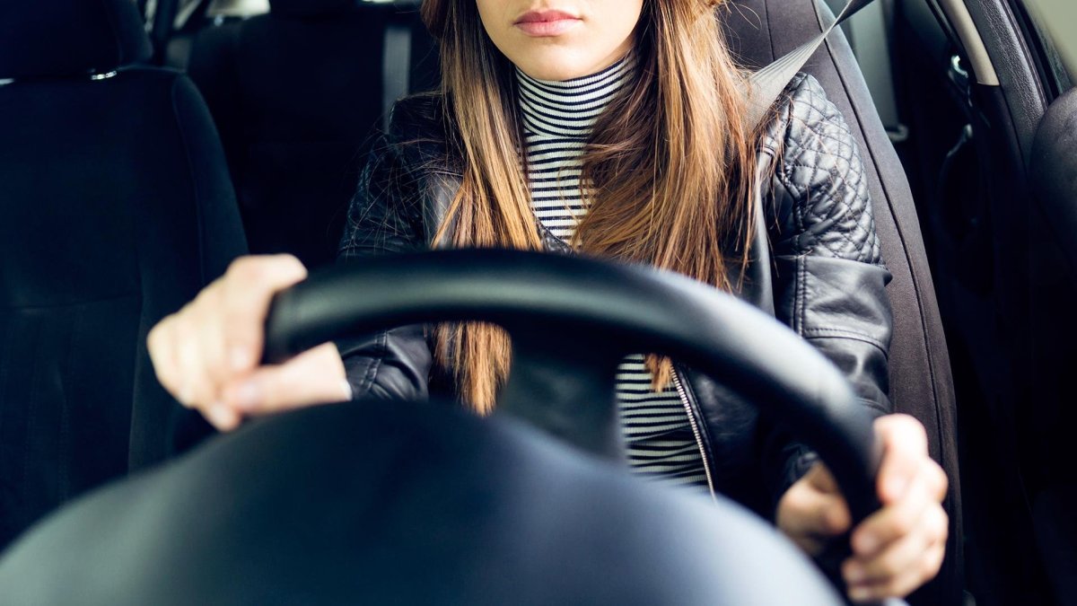 Красивая девушка за рулем