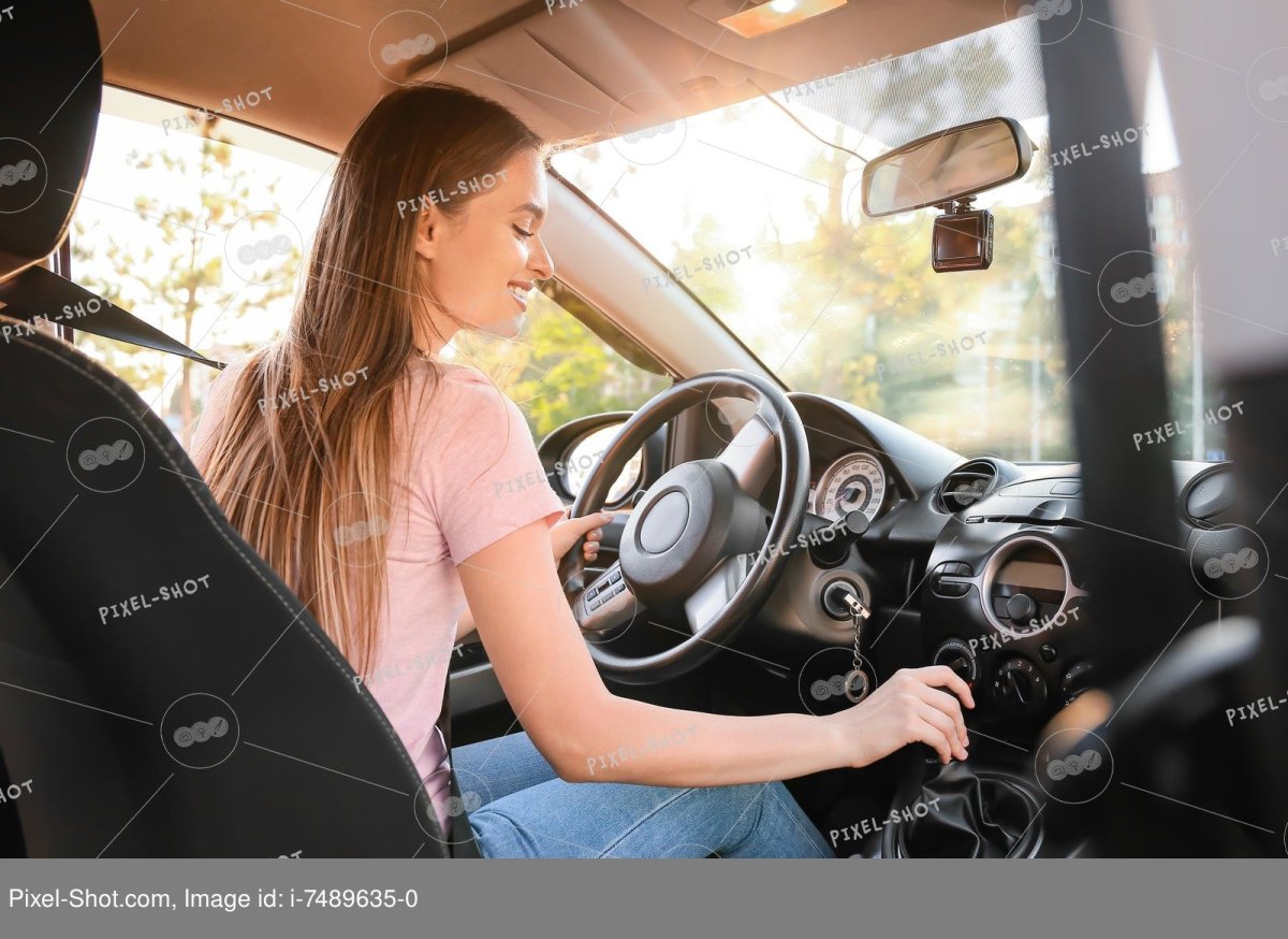 Девушка в платье за рулем