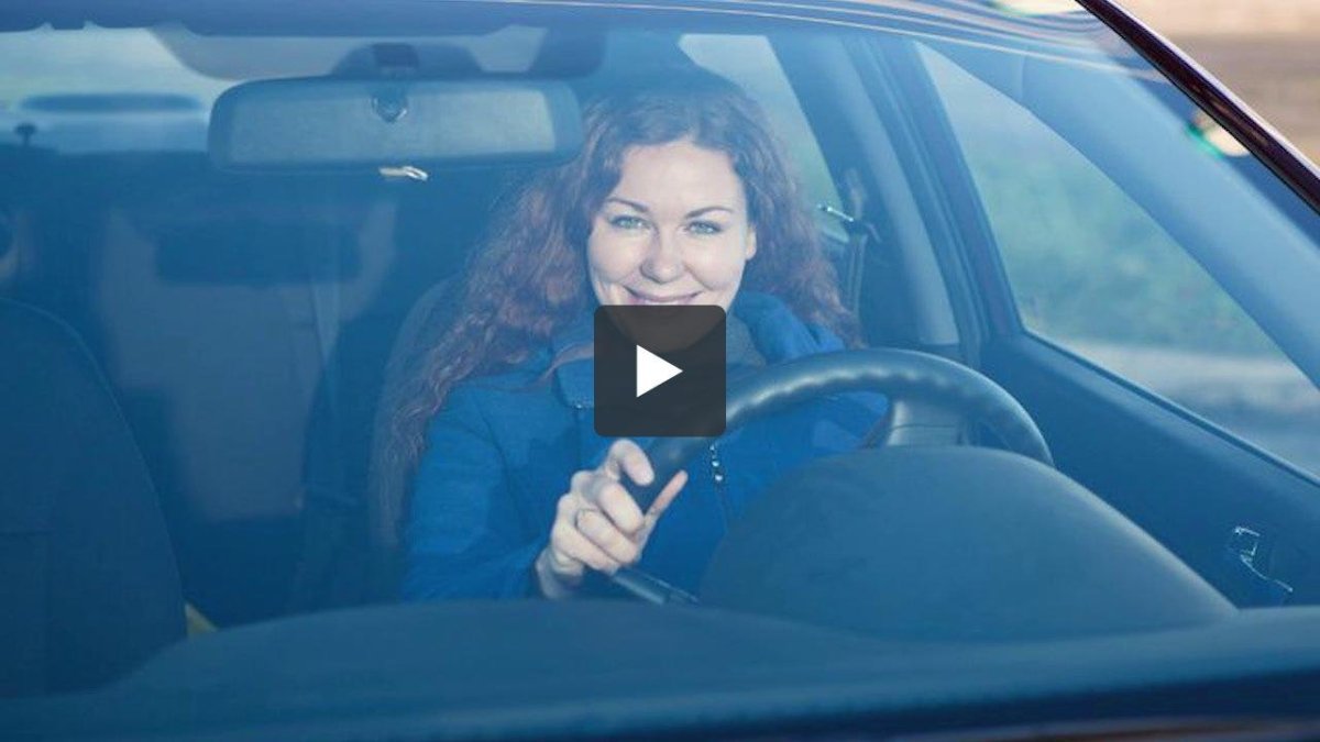 Водитель через лобовое стекло