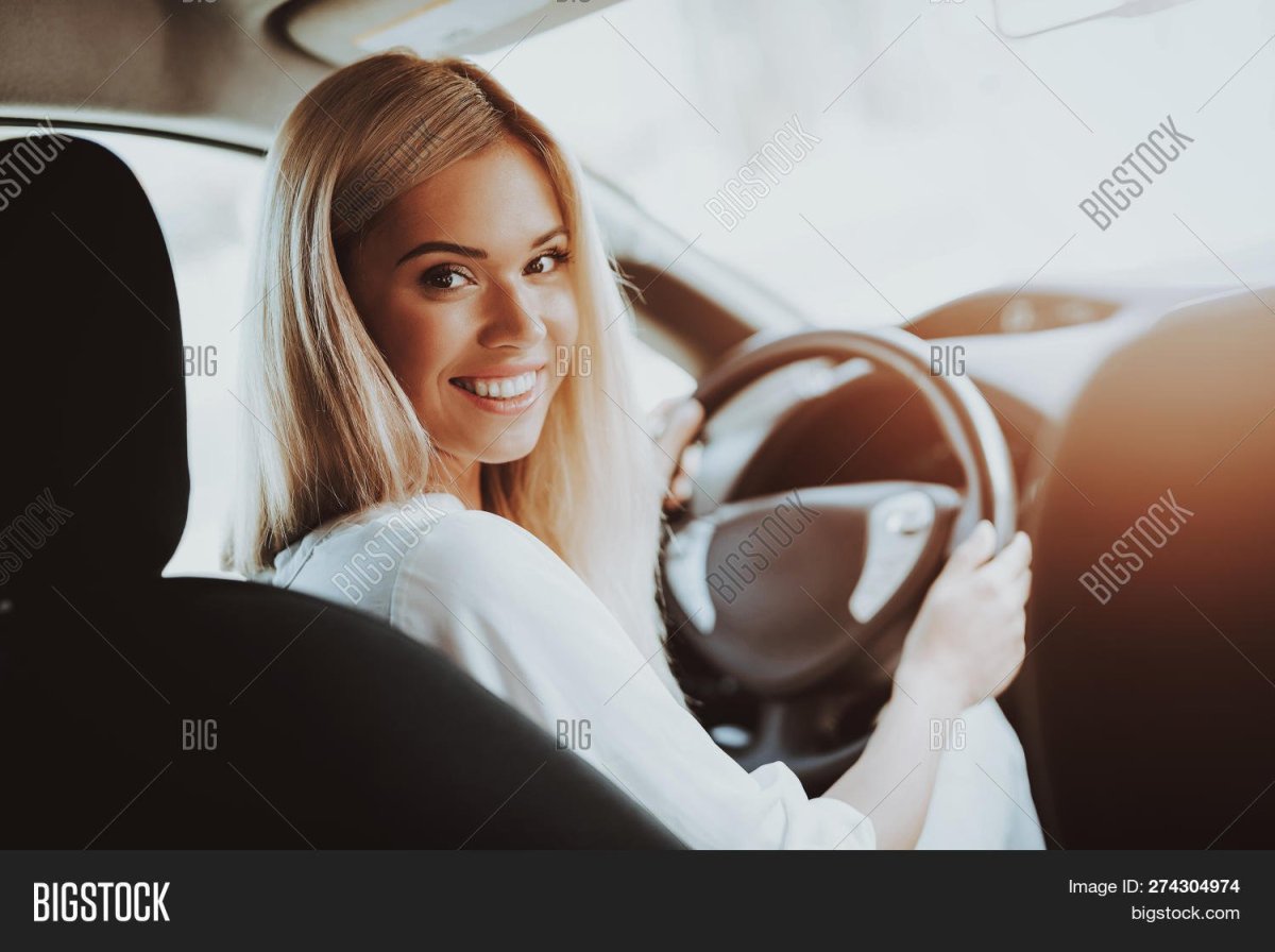Девушка сидит за рулем